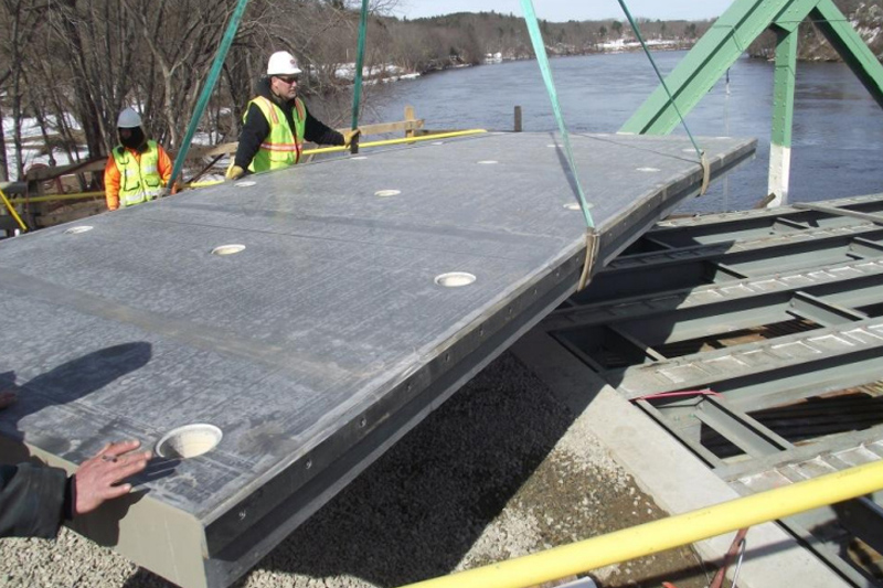 Yedek başarılı bir şekilde tamamlandı Massachusetts Steel Bridge Güverte Yenileme Projesi FRP Hollow Web Teknolojisi Endüstri İnovasyonunu Yönlendiriyor