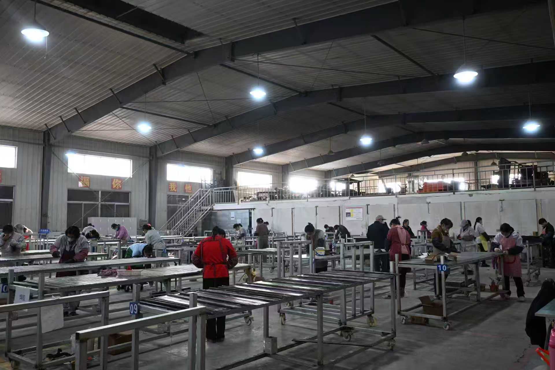 Nanjing Yedek Parça Üretim Hattı Acele İşlerle Meşgul, Çalışanlar Birlik İçinde ve İşbirliğine İstekli